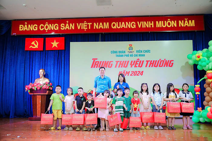 Trao 1.500 phần quà Trung thu cho con em công nhân lao động