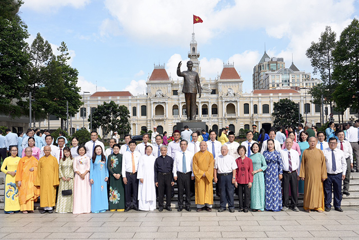 Đoàn đại biểu Đại hội MTTQ Việt Nam TP.HCM dâng hoa, dâng hương Chủ tịch Hồ Chí Minh và Chủ tịch Tôn Đức Thắng