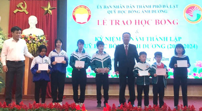 Lâm Đồng: 99 học sinh, sinh viên được nhận học bổng Ánh Dương