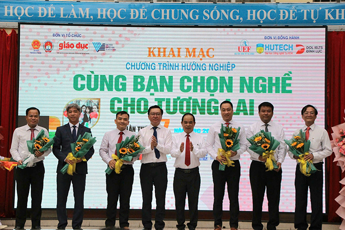 Khai mạc chương trình hướng nghiệp “Cùng bạn chọn nghề cho tương lai” tại TP.HCM và các tỉnh thành