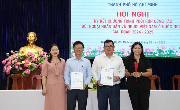 TP.HCM: Ký kết chương trình đối ngoại nhân dân và công tác người Việt Nam ở nước ngoài