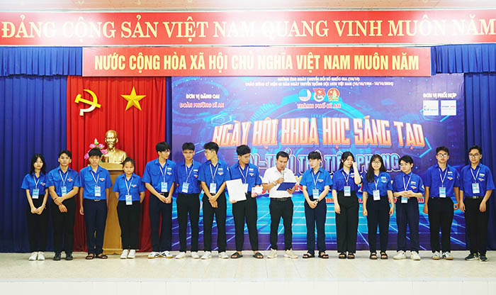 USIRI: Trao học bổng cho CLB Khoa học Phường đoàn Dĩ An, Bình Dương