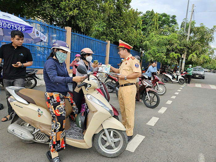 Nhiều khó khăn khi xử lý vi phạm giao thông trên VNeID