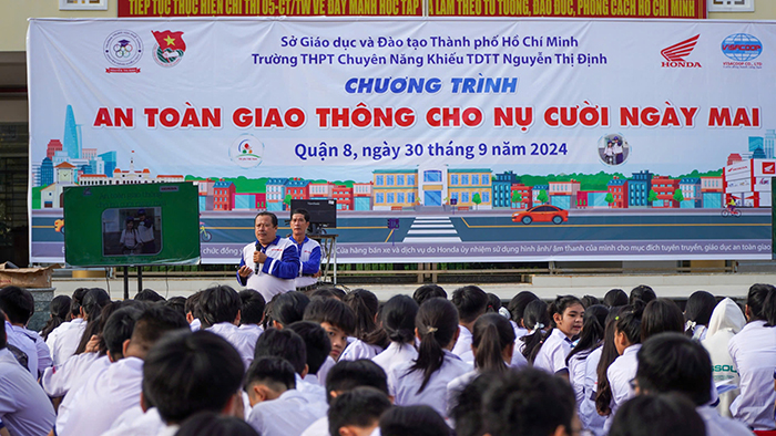 Học sinh hào hứng với “An toàn giao thông cho nụ cười ngày mai”