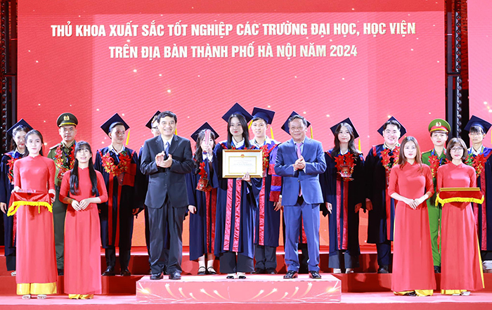 Hà Nội tuyên dương thủ khoa xuất sắc