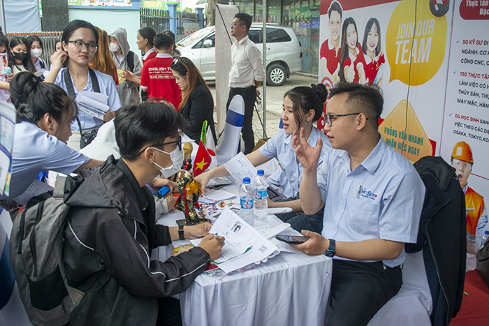 Hơn 3.500 chỉ tiêu việc làm trong và ngoài nước