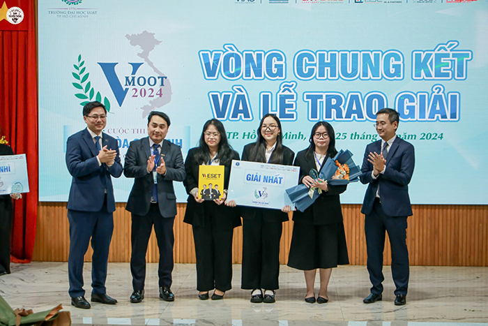 Trao giải cuộc thi “VMoot – Phiên tòa giả định”