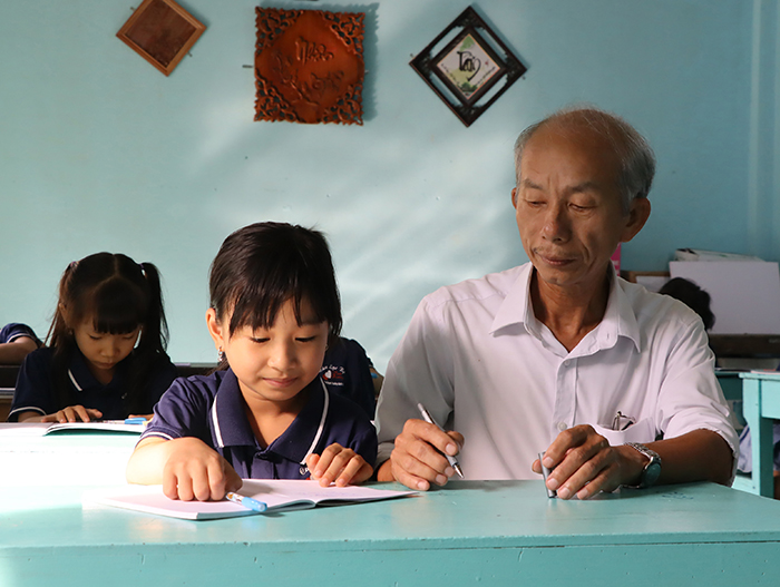 Thầm lặng giữ nhịp chèo đưa trẻ “sang sông”