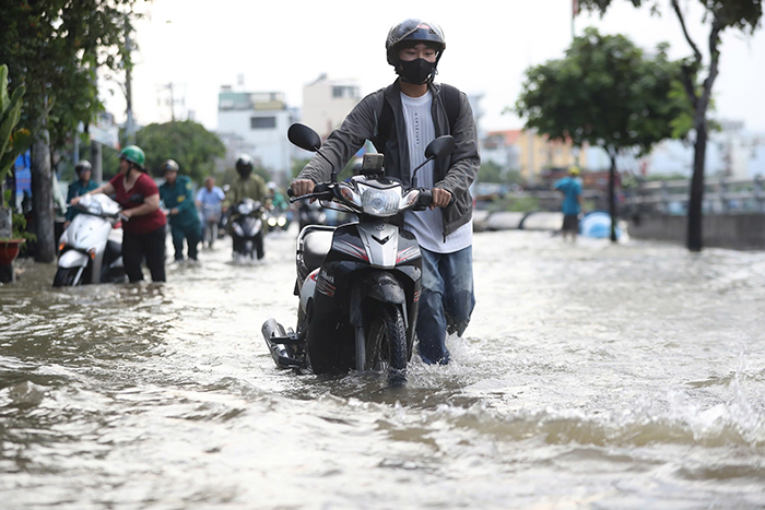 Chống ngập ở TP.HCM: Người dân mỏi mòn chờ…  thoát ngập