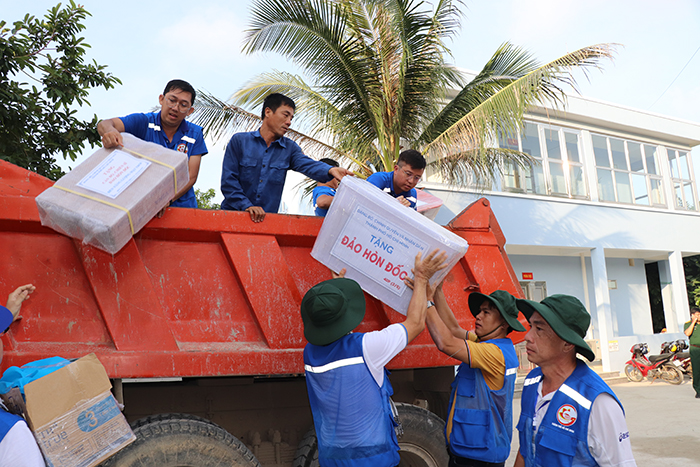 TP.HCM thăm động viên cán bộ, chiến sĩ và nhân dân đảo Hòn Đốc