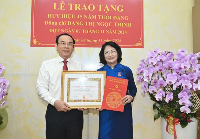 Trao Huy hiệu 45 năm tuổi Đảng cho nguyên Phó Chủ tịch nước Đặng Thị Ngọc Thịnh