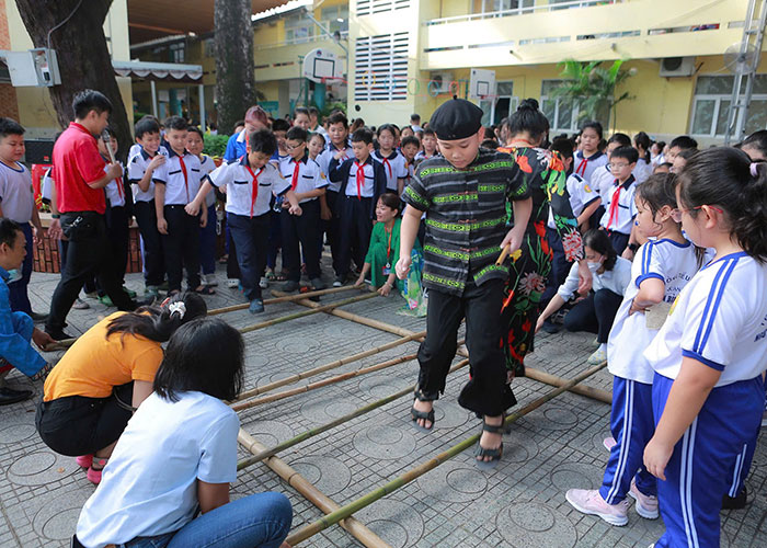 Trường tiểu học tổ chức “tour” về miền Tây Bắc cho phụ huynh, học sinh ngay tại trường