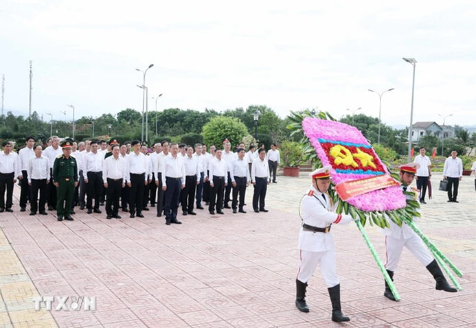 Tổng Bí thư Tô Lâm dâng hương tại Nghĩa trang Liệt sỹ tỉnh Ninh Thuận