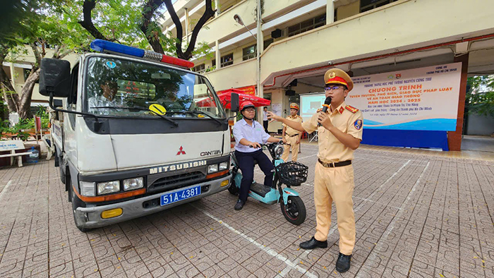 Giúp học sinh nhận biết “điểm mù” xe ô tô, xe tải