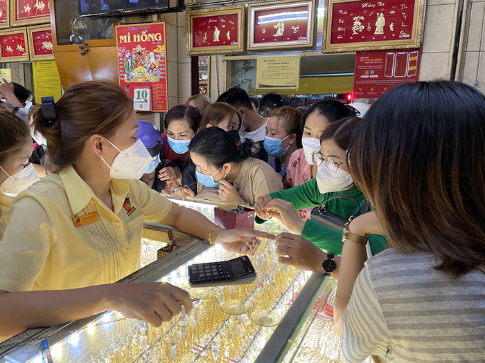 Giá vàng “điên loạn”, làm sao kìm?