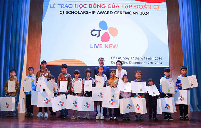 Trao 100 suất học bổng cho học sinh, sinh viên Lâm Đồng