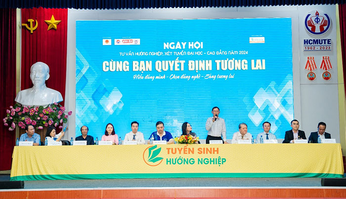 Đến Ngày hội tư vấn hướng nghiệp tuyển sinh “Cùng bạn quyết định tương lai” 2025 để không còn lo lắng