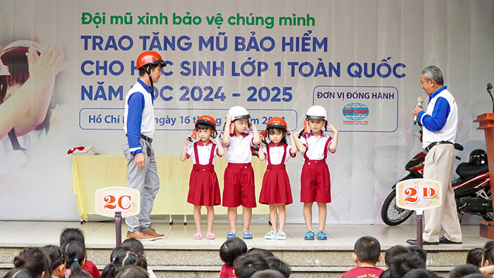 Tặng mũ bảo hiểm cho học sinh lớp 1 tại Trường Tiểu học Tây Bắc Lân