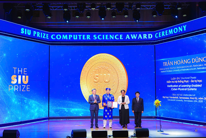 Giáo sư Việt ở Mỹ giành giải thưởng luận án tiền tỷ