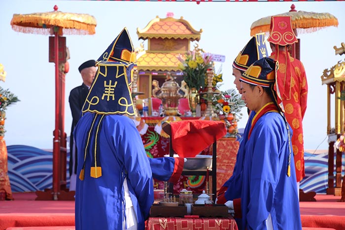 Ngày xuân và mùa mở biển