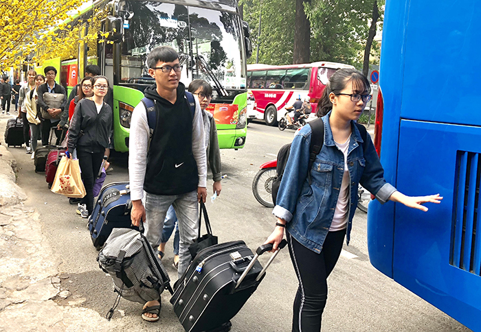 Bán vé tàu, xe tại trường cho học sinh, sinh viên về Tết