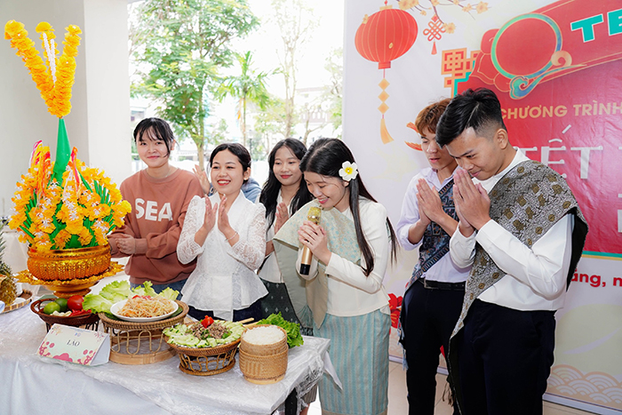 Tết ấm cho sinh viên khó khăn và lưu học sinh