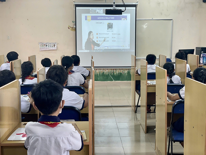 Giải bài toán thiếu giáo viên tiếng Anh, tin học bằng… lớp học số