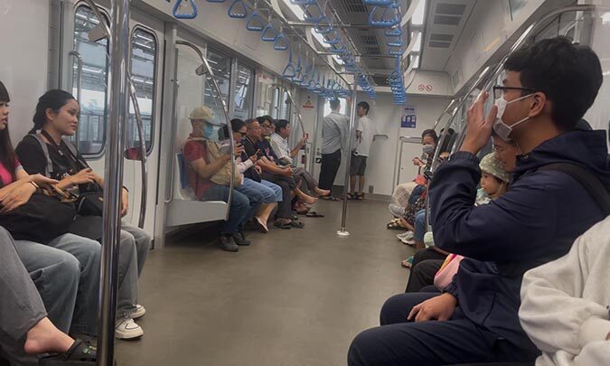 Sinh viên đi học bằng Metro