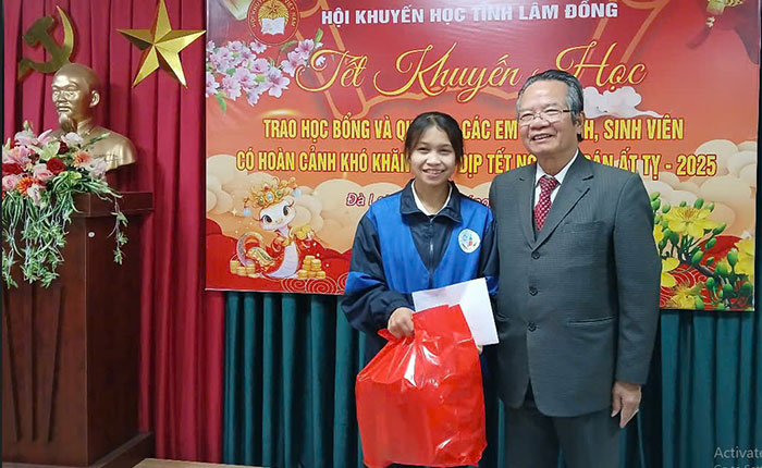 Lâm Đồng: Trao học bổng và tặng quà Tết cho sinh viên nghèo