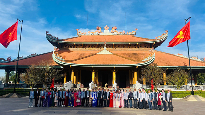 Kiều bào tiêu biểu về thăm “đất thép thành đồng” Củ Chi