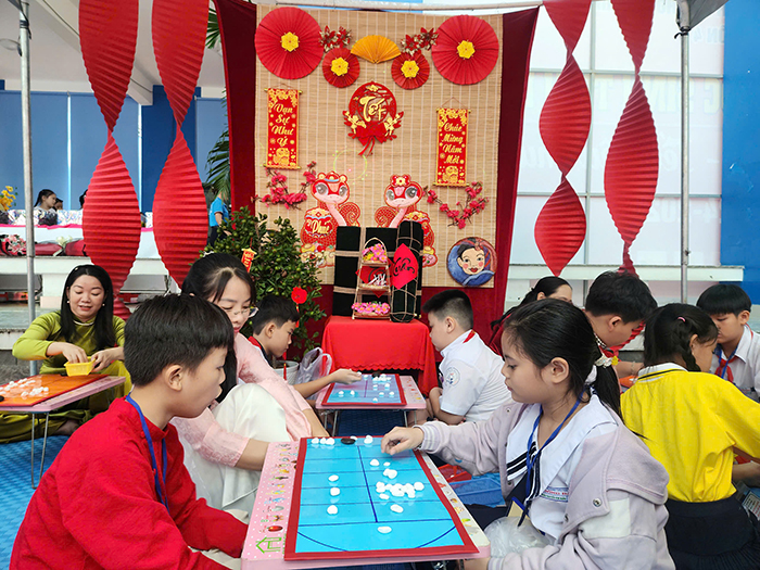 Học sinh tiểu học TP.HCM thích thú trải nghiệm trò chơi dân gian ngày Tết