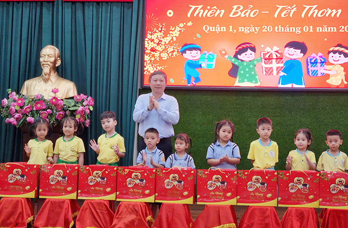Quận 1: Trên 4,6 tỷ đồng trao “Tết thơm thảo” cho 3.000 học sinh khó khăn