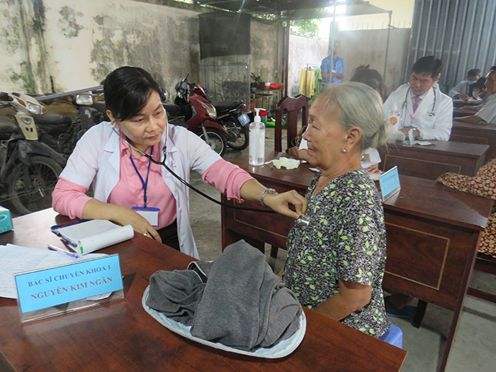 Trường Trung cấp Quốc tế Mekong: Khám bệnh phát thuốc và tặng quà cho người nghèo