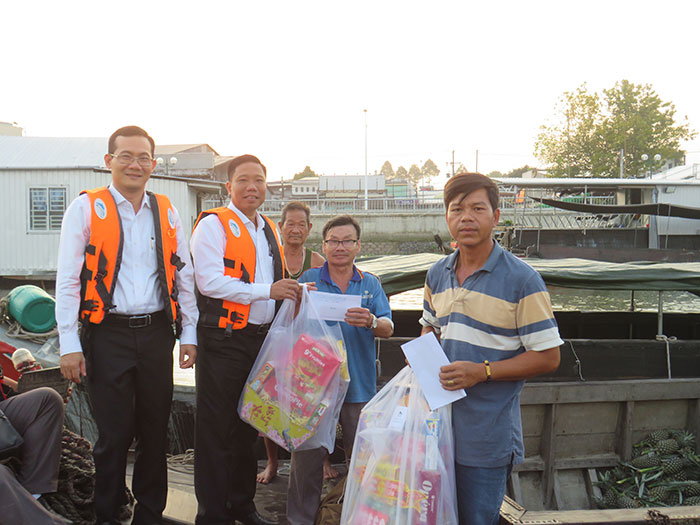 Cần Thơ: Lãnh đạo thành phố thăm và tặng quà các tiểu thương tại chợ nổi Cái Răng