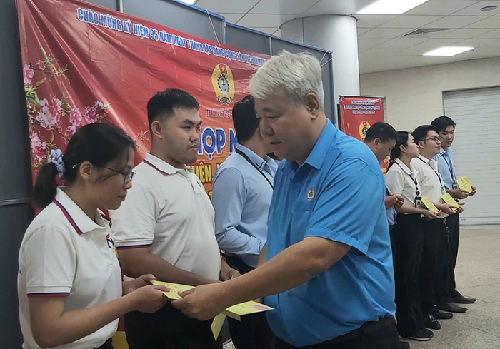 Thăm hỏi, tặng quà Tết người lao động vận hành tàu Metro số 1