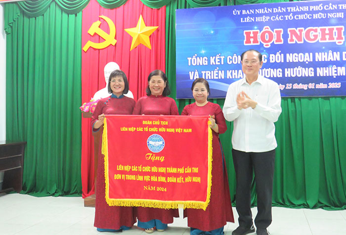 Liên hiệp hữu nghị Cần Thơ được Liên hiệp các tổ chức hữu nghị Việt Nam tặng Cờ thi đua