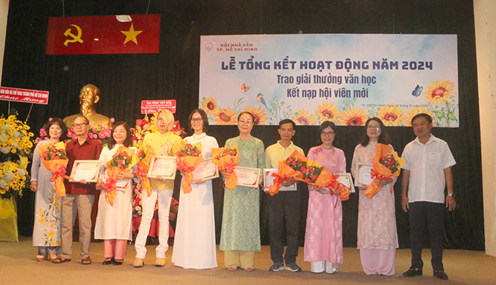 Nhiều giải thưởng văn học trong năm 2024