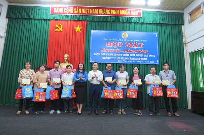 Tết yêu thương của Công đoàn ngành Y Tế Cần Thơ