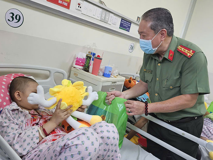 Tặng quà cho bệnh nhi khó khăn nhân dịp Tết Nguyên đán 2025