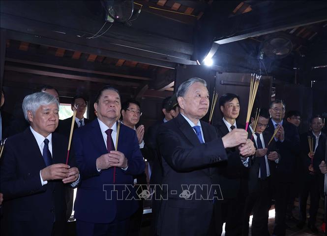 Tổng Bí thư Tô Lâm dâng hương tưởng niệm Tổng Bí thư Trường Chinh