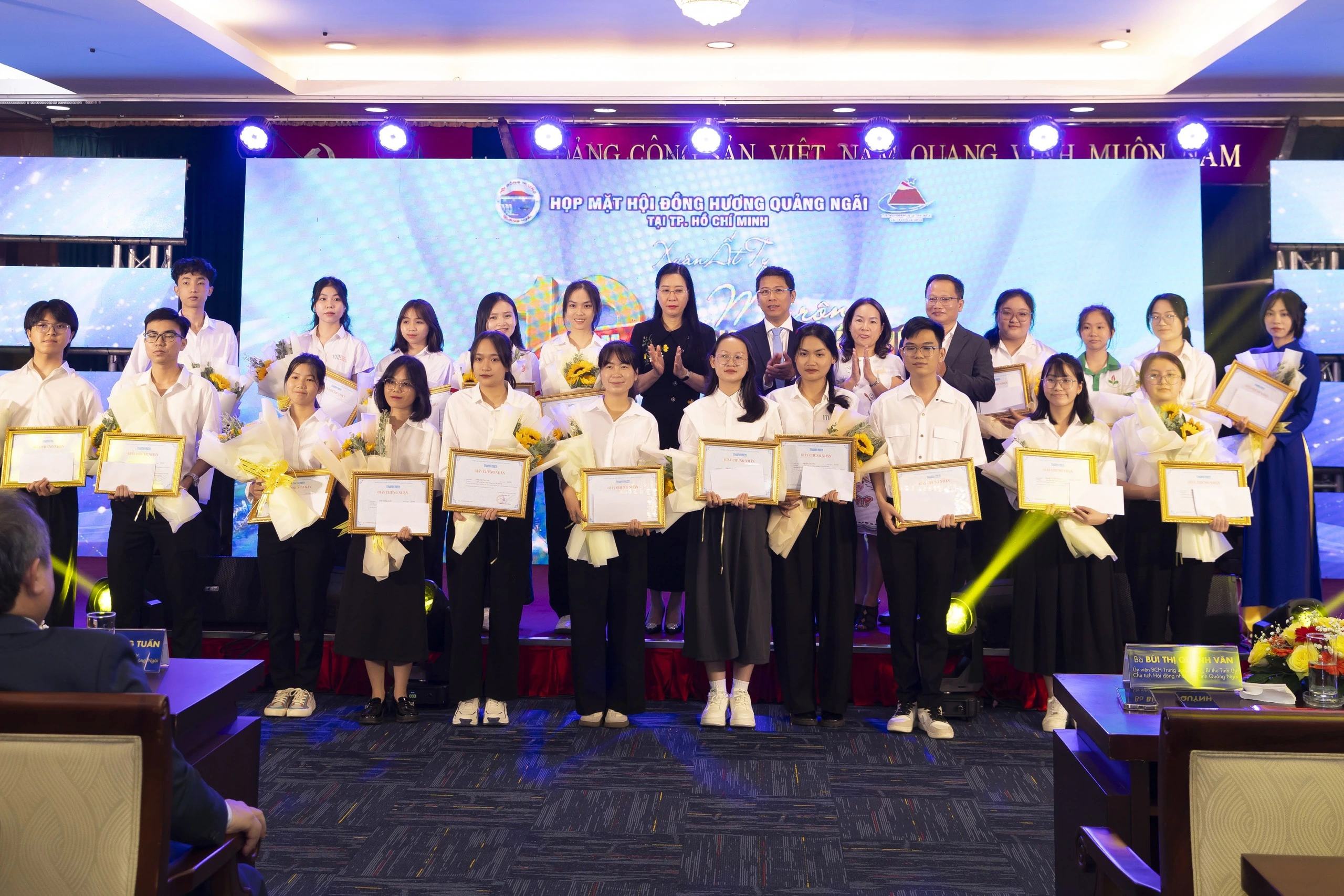 Hội đồng hương Quảng Ngãi tại TP.HCM trao học bổng cho sinh viên nghèo vượt khó