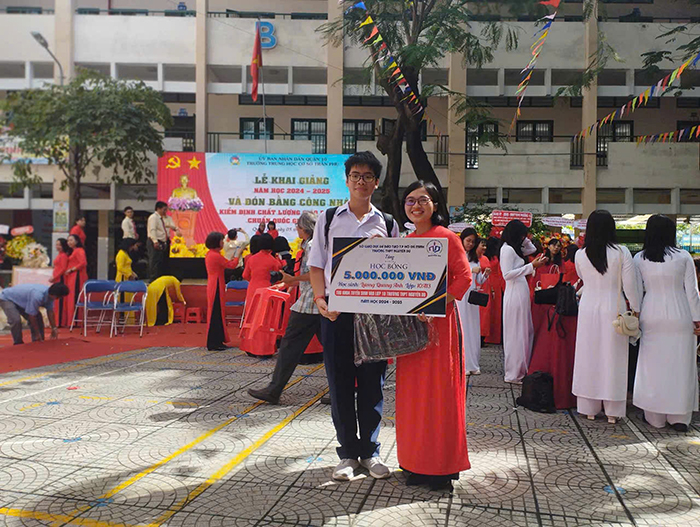 Bí quyết “lấy” điểm 10 tiếng Anh của thủ khoa đầu vào trường Nguyễn Du