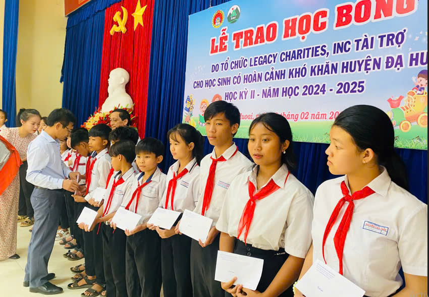 Lâm Đồng: Trao 100 suất học bổng của Chính phủ Hoa Kỳ cho học sinh có hoàn cảnh khó khăn