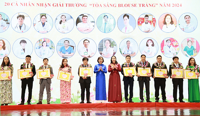 Đà Nẵng: Trao giải thưởng “Tỏa sáng Blouse trắng” cho 20 y bác sĩ