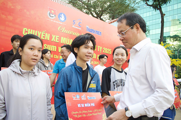 Tết Nguyên đán Ất Tỵ 2025 diễn ra tươi vui, nghĩa tình