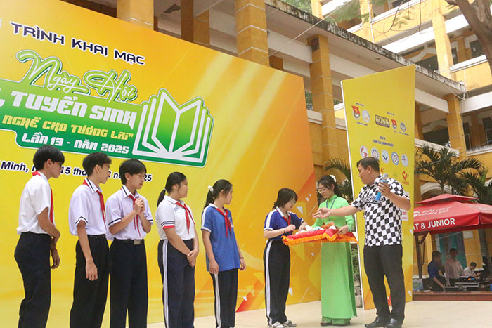 Hơn 3.000 học sinh được hướng nghiệp, tuyển sinh