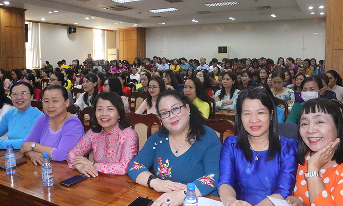 Họp mặt nữ cán bộ công đoàn, người lao động