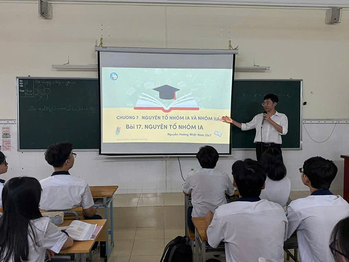 Học sinh háo hức xen lẫn hồi hộp khi được “sắm vai” giáo viên