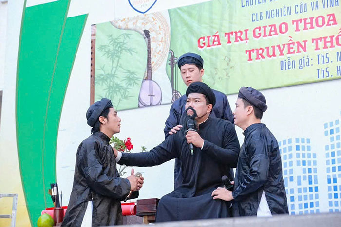 Giao lưu âm nhạc dưới sân trường