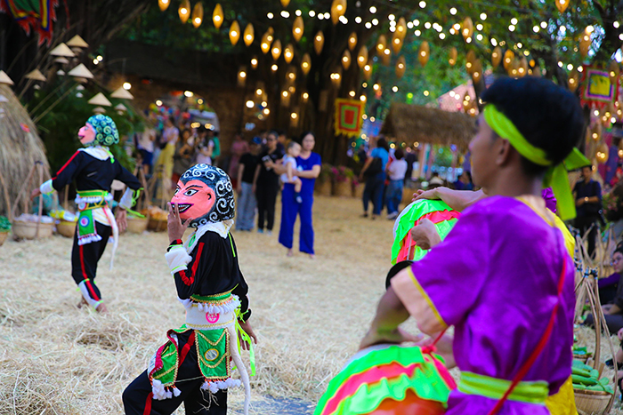 Không khí hội hè mang đậm bản sắc văn hóa dân gian ba miền